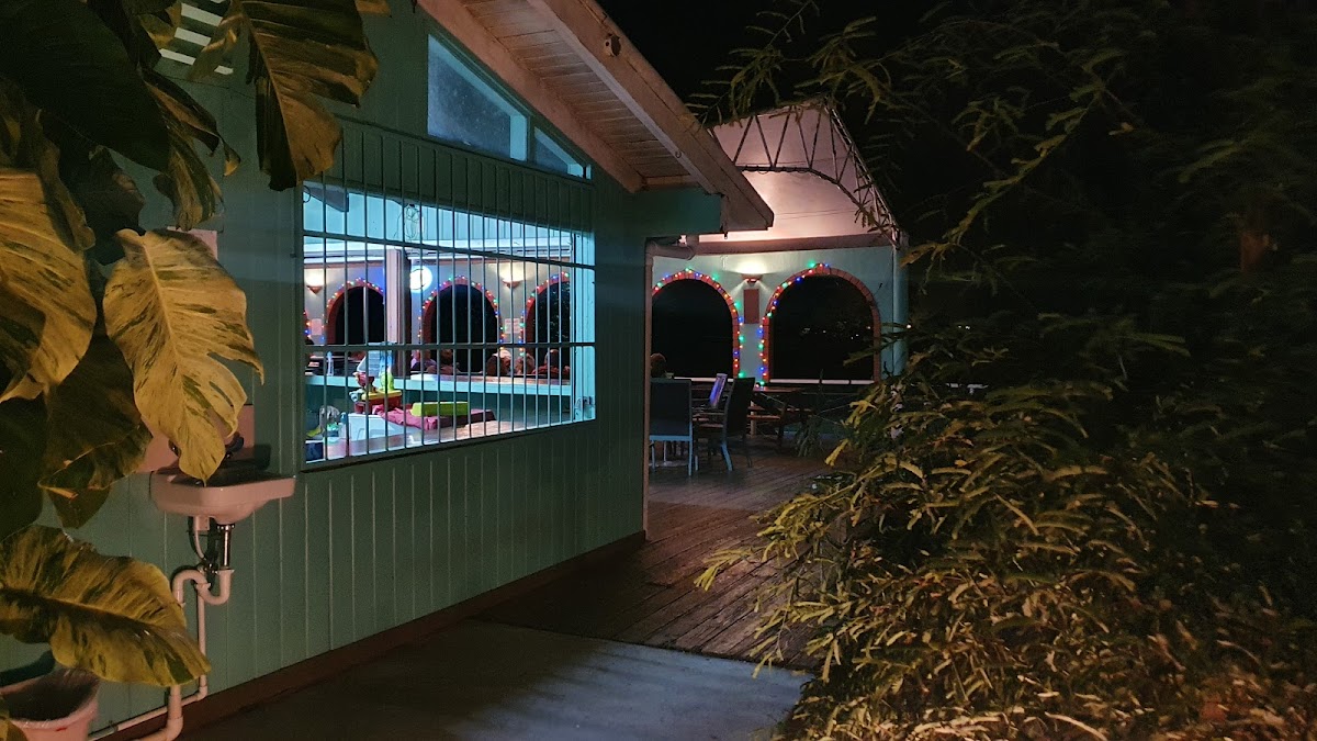 Putters Bar and Grill - Photo 4
