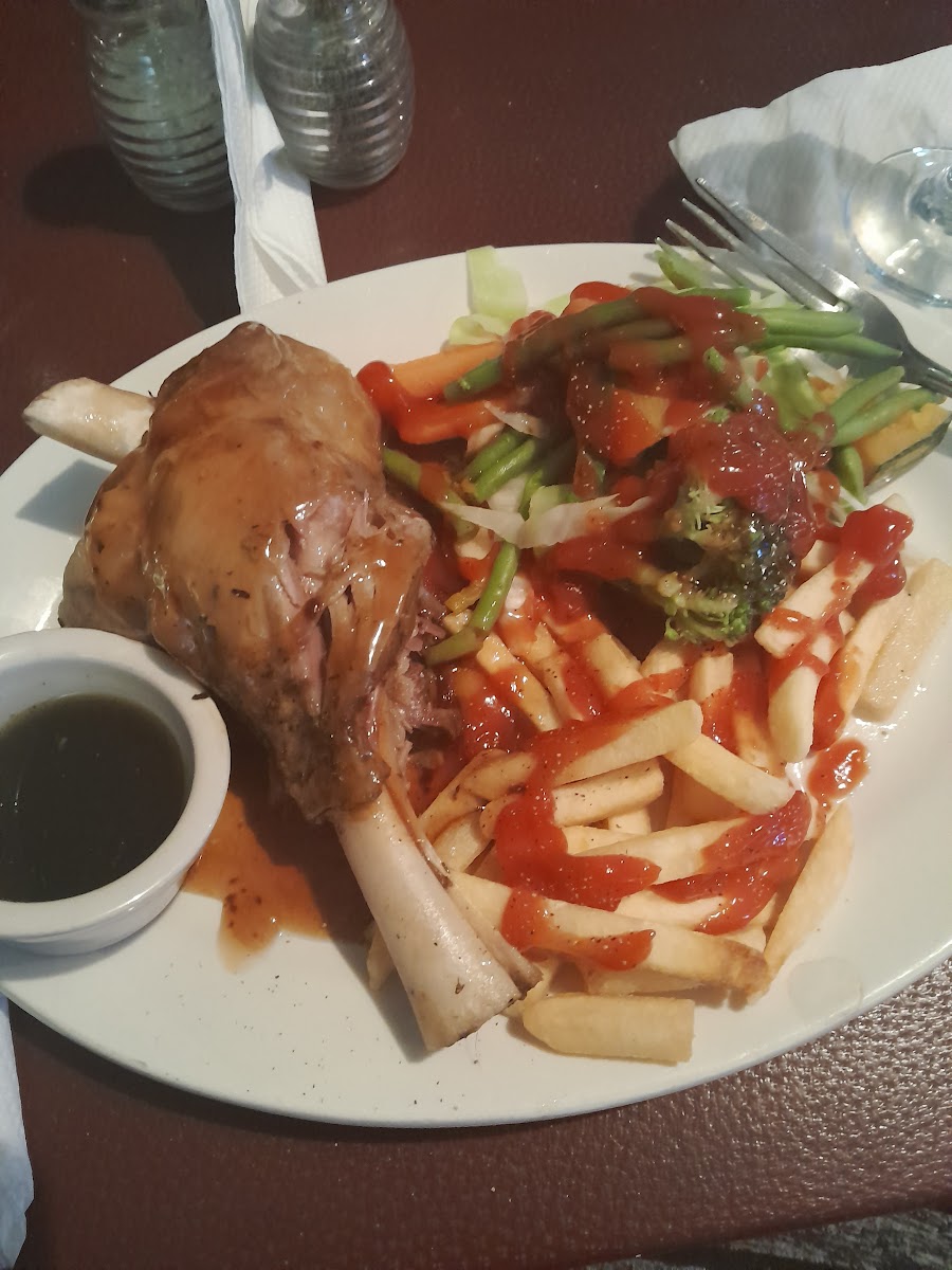 Putters Bar and Grill - Photo 6