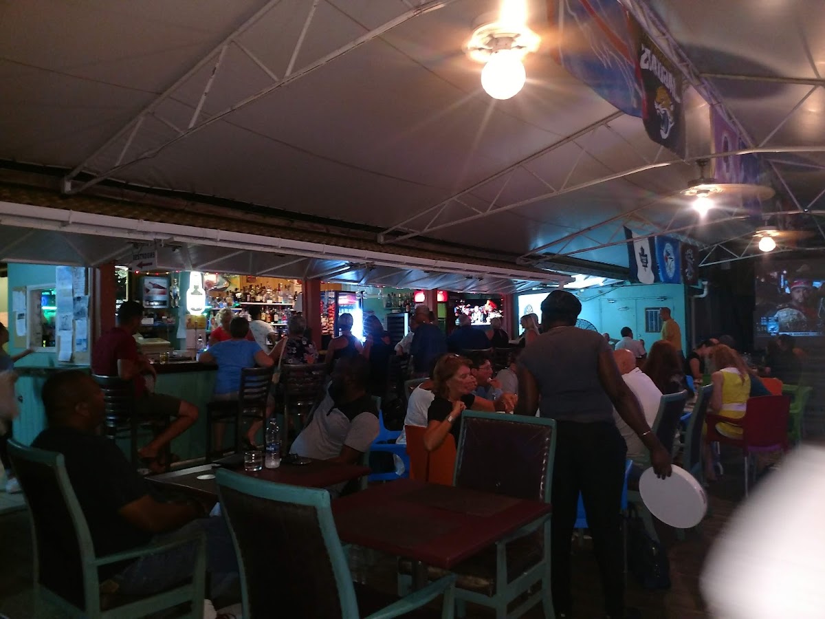 Putters Bar and Grill - Photo 7