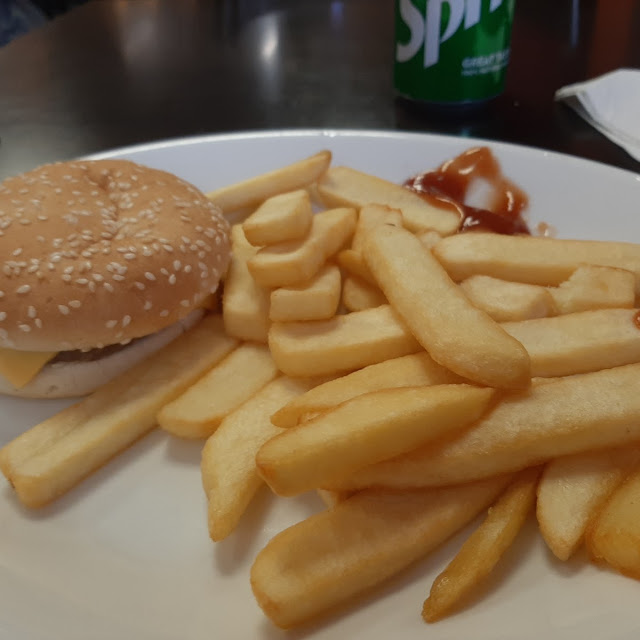 Cheeseburger and Chips