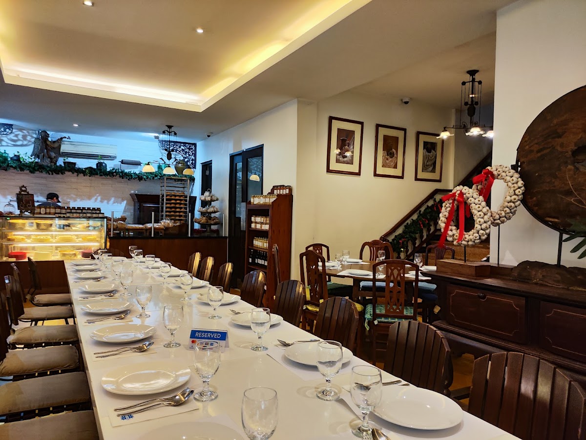 Victorino's Restaurant - Photo 7