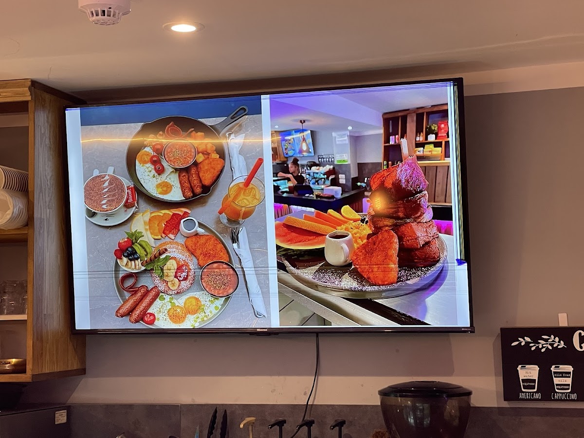 The Good Brothers Cafe Lounge - Photo 4