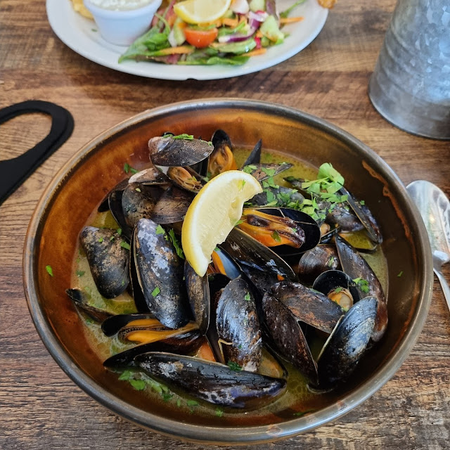 Steamed Mussels & Fries