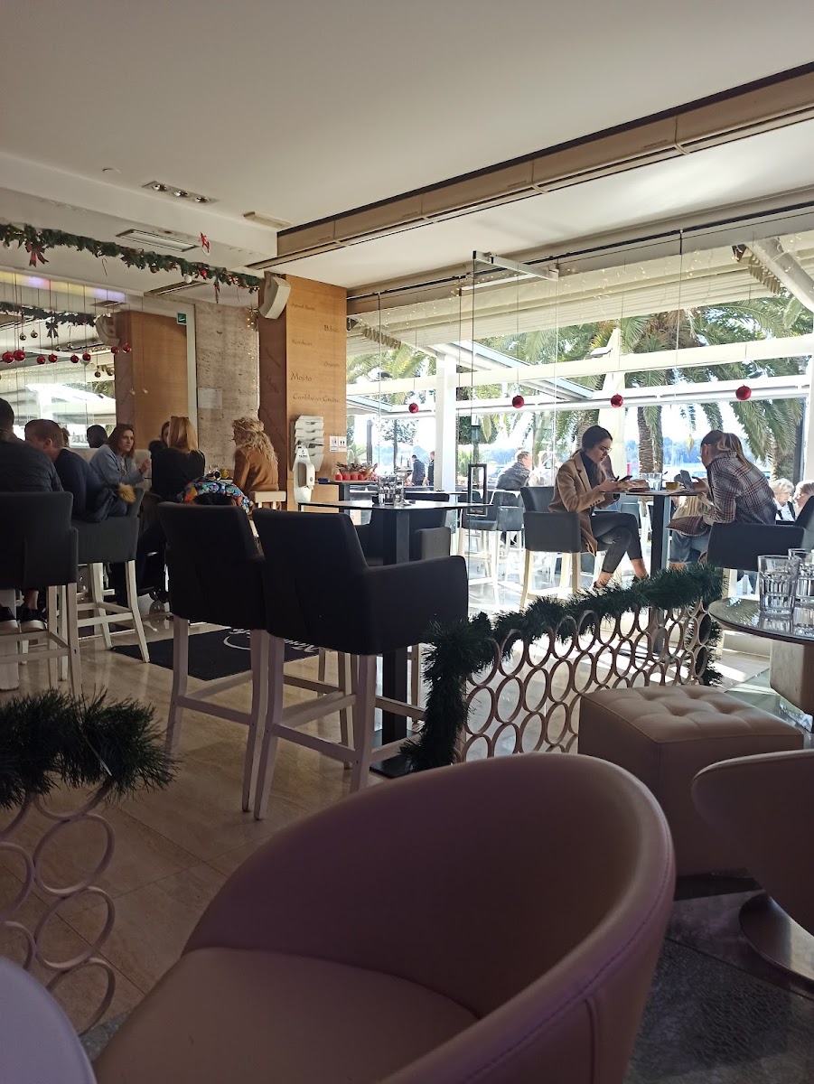 News Cafe - Photo 2