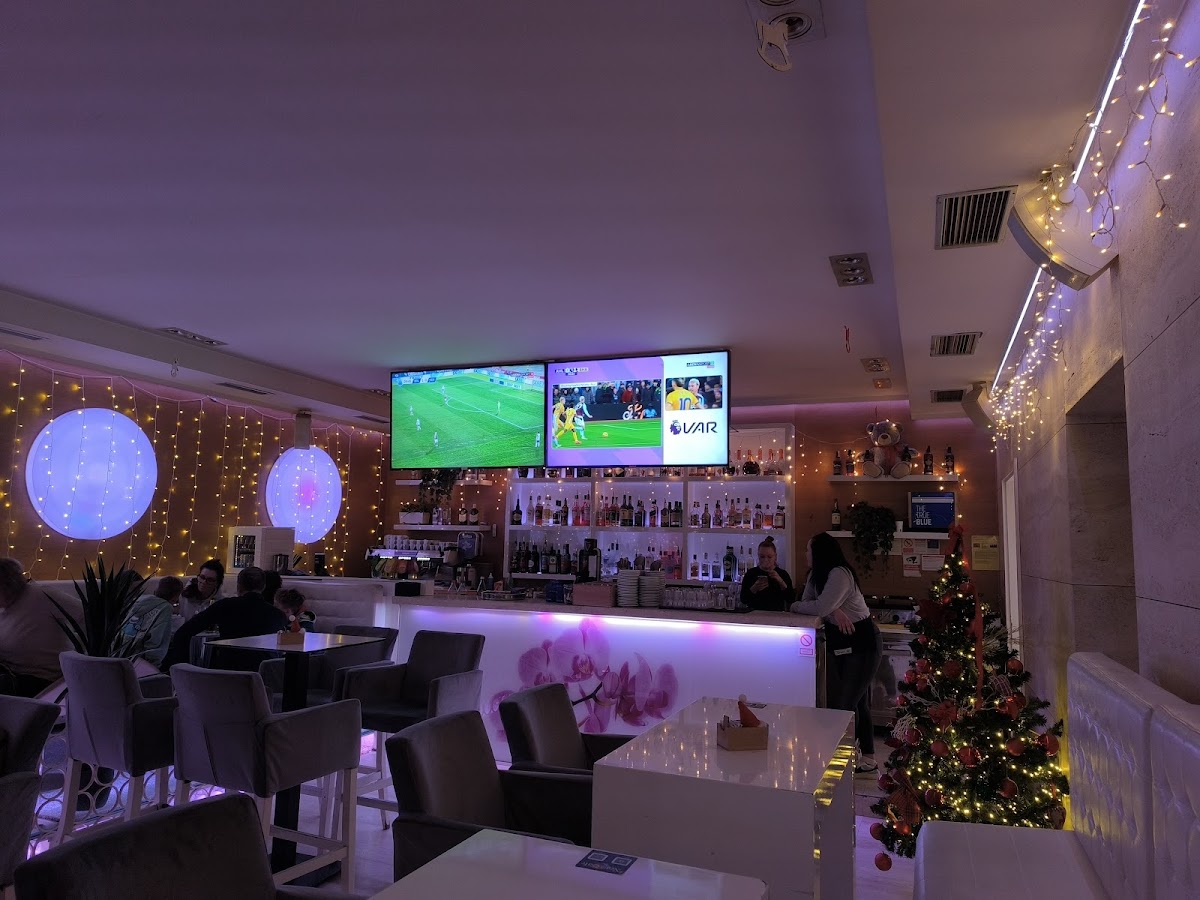 News Cafe - Photo 6