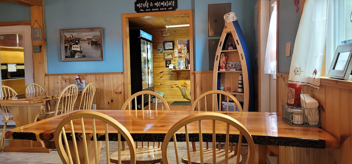 Majek Seafood & Grill - Photo 7