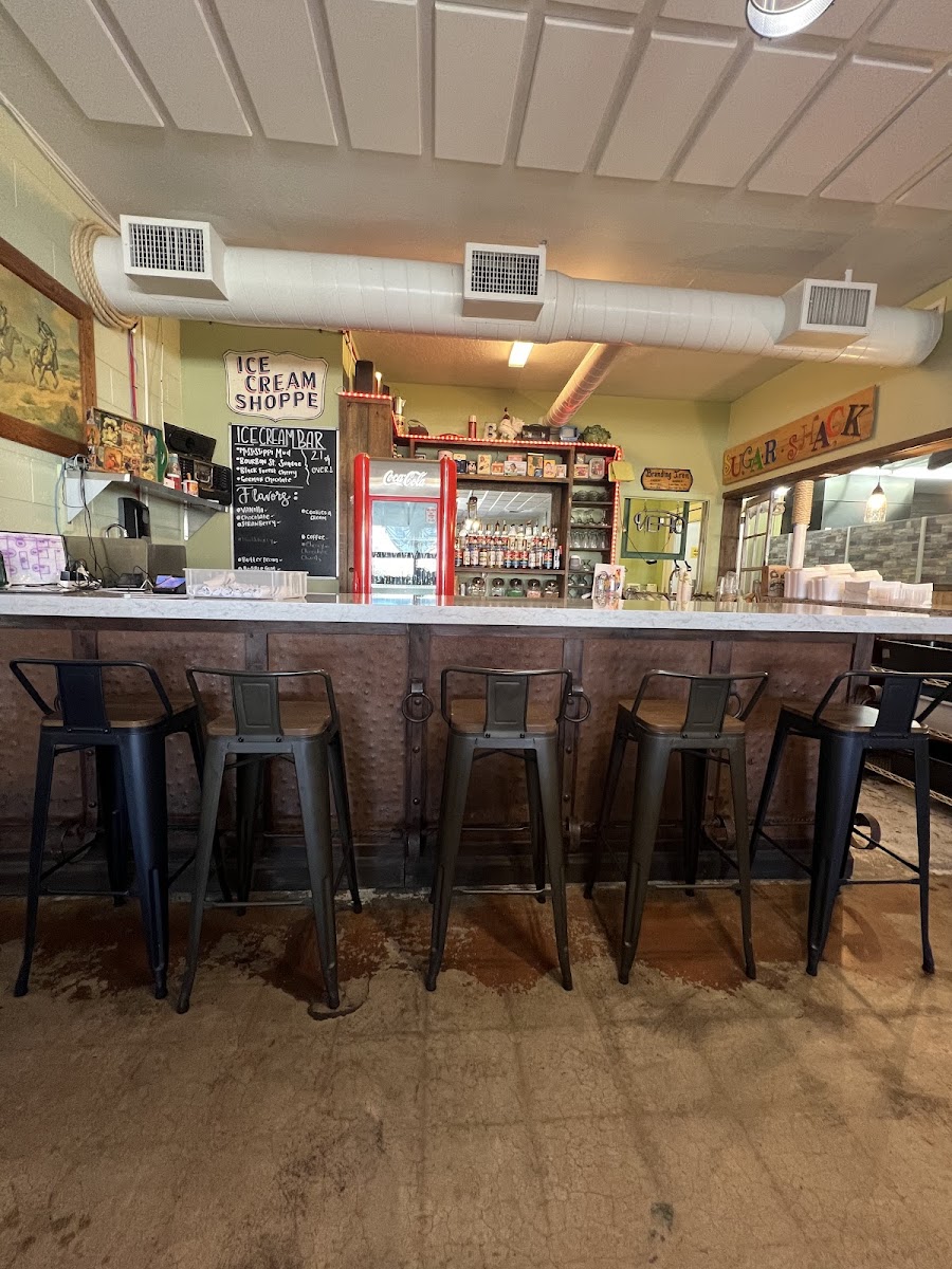 Bertie's Outlaw Roadhouse Eatery & Tavern - Photo 3