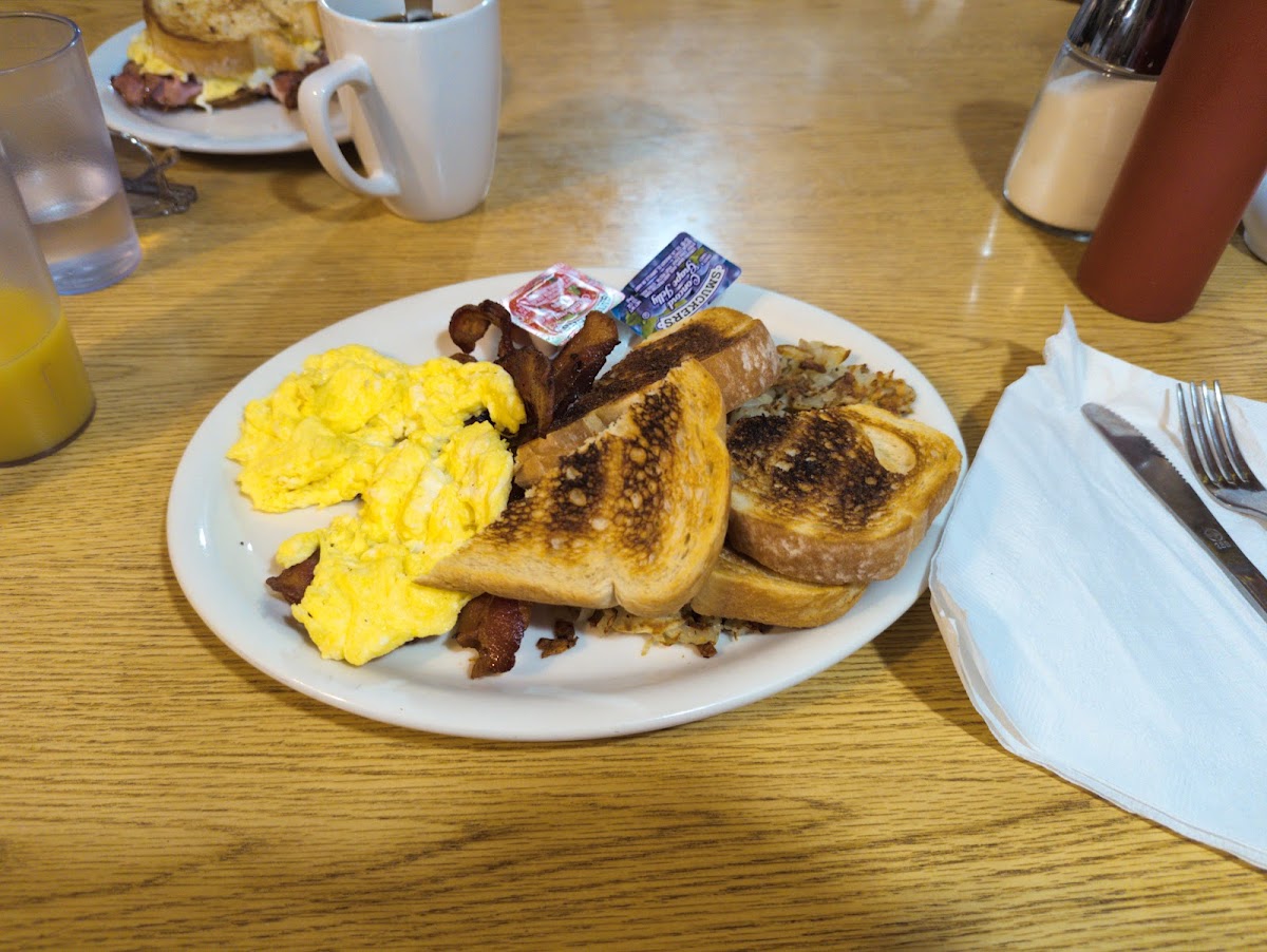 Trapper's Cafe - Photo 5