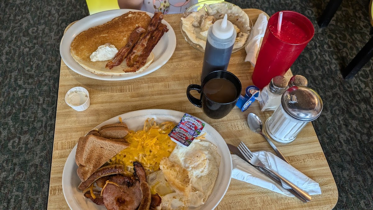 Bud's Cafe - Photo 1
