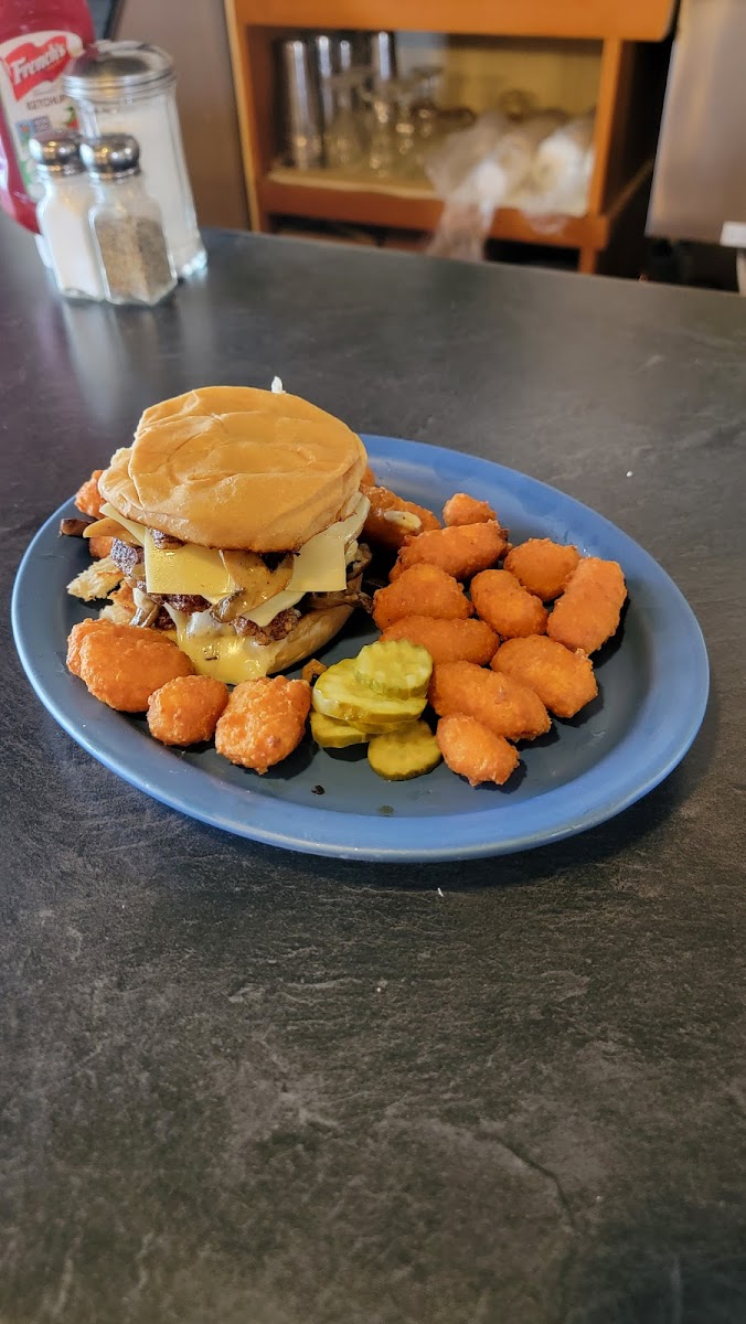 Bud's Cafe - Photo 3