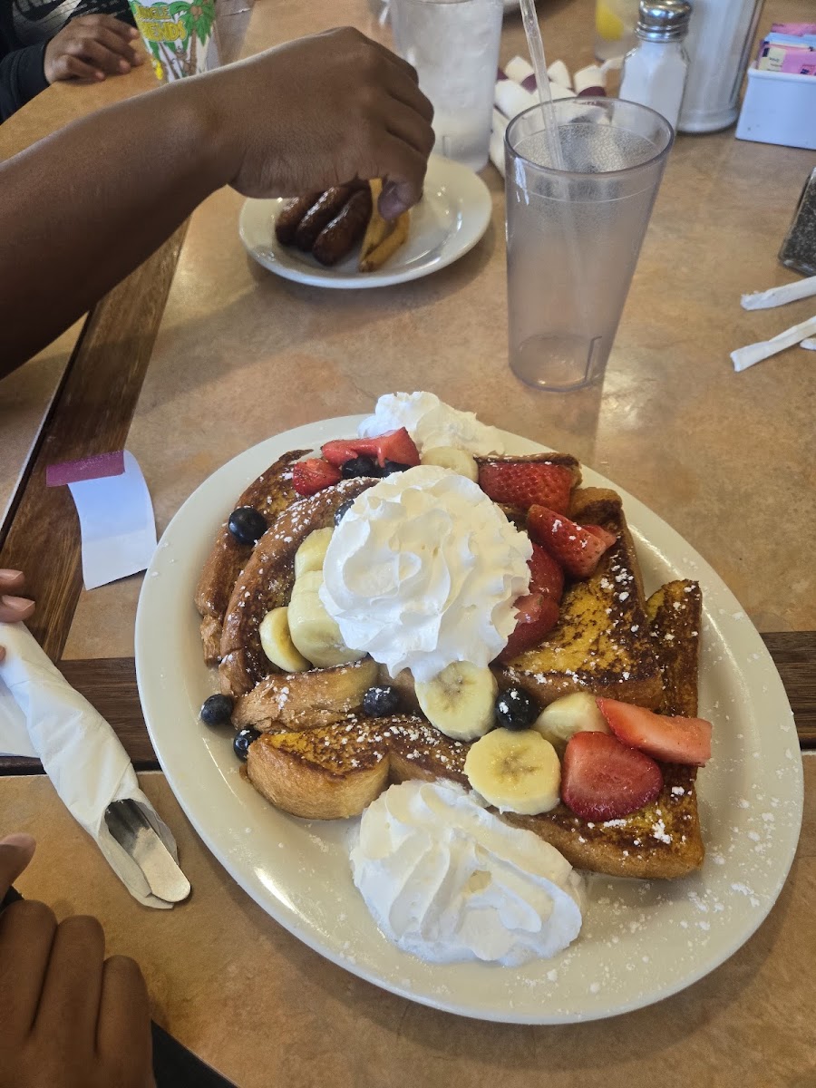 Country Club Diner - Photo 2