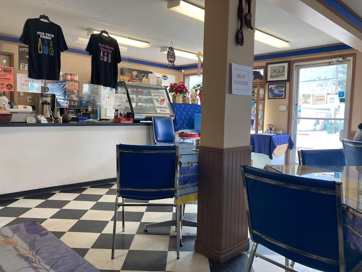 Lil-T's Cafe - Photo 5
