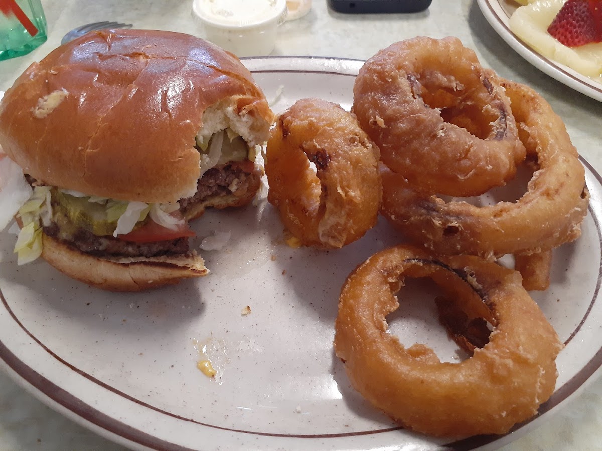 Castaways Family Diner - Photo 4