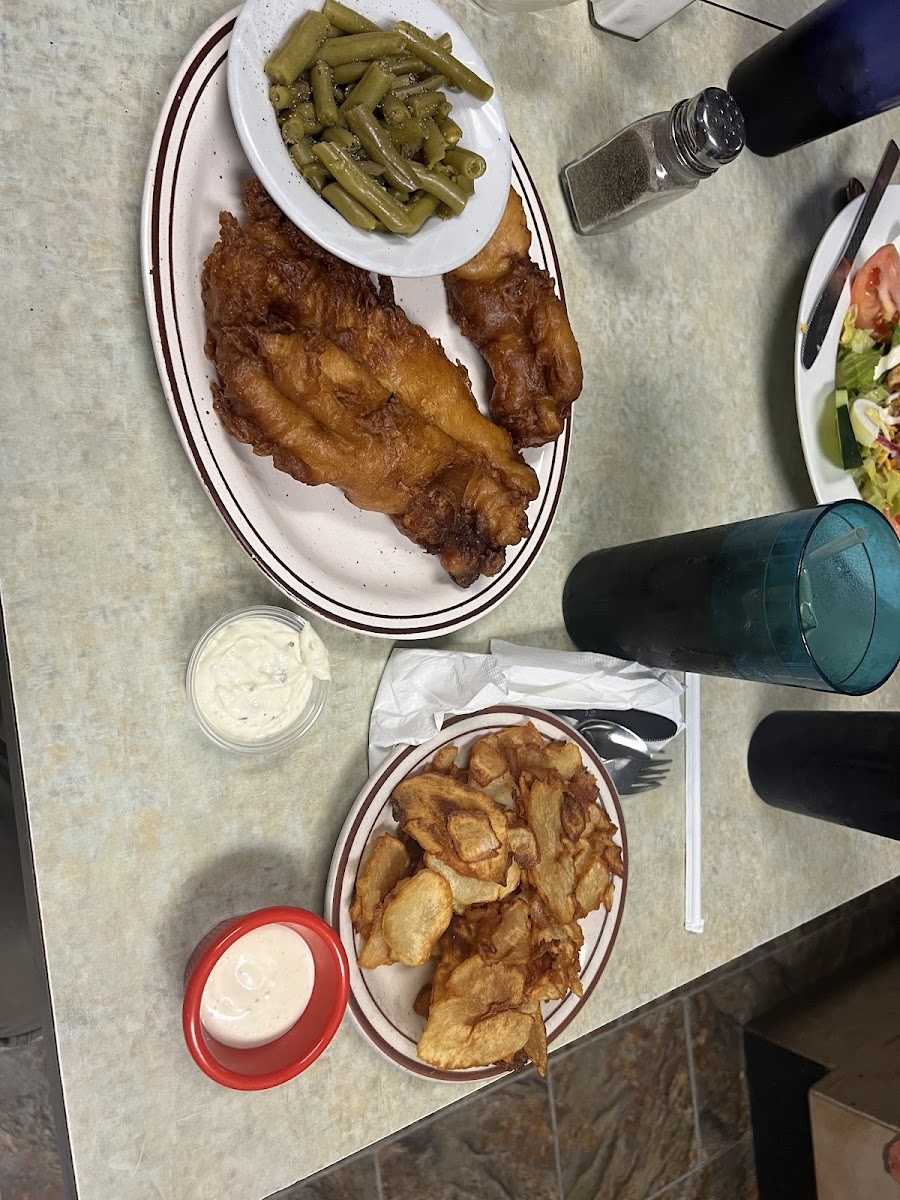 Castaways Family Diner - Photo 6