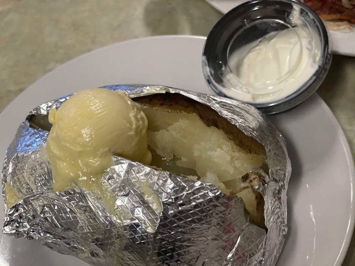 Castaways Family Diner - Photo 7