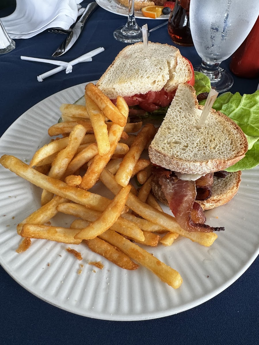 Founders Restaurant - Photo 7