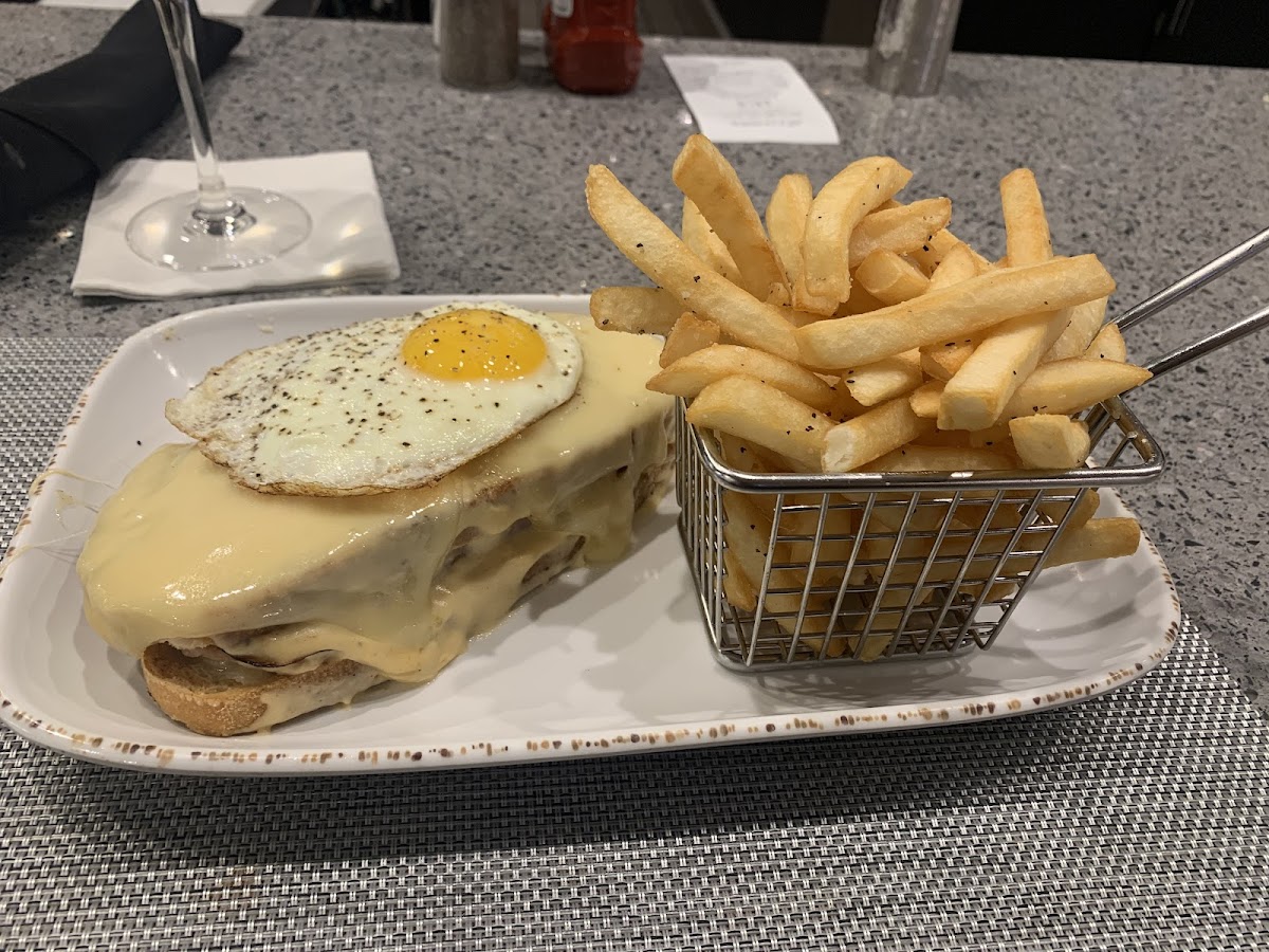 Uptown Brasserie - Photo 2
