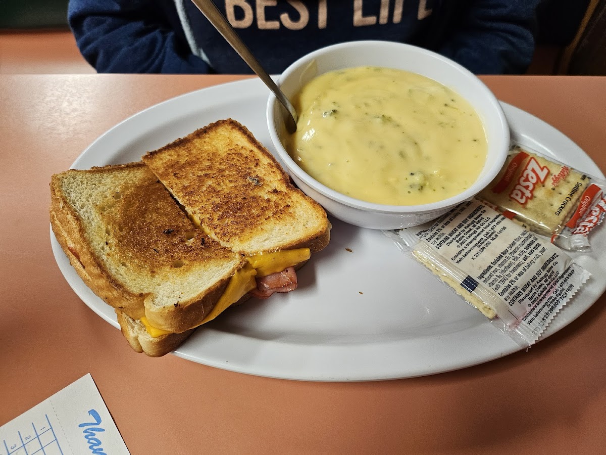 Saddle Mountain Cafe - Photo 3