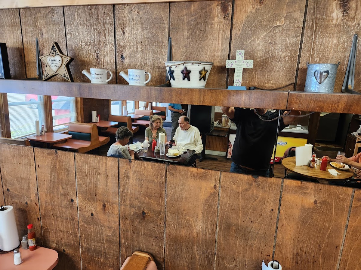Saddle Mountain Cafe - Photo 8