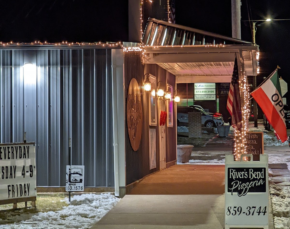 River's Bend Pizzeria & Grill - Photo 7