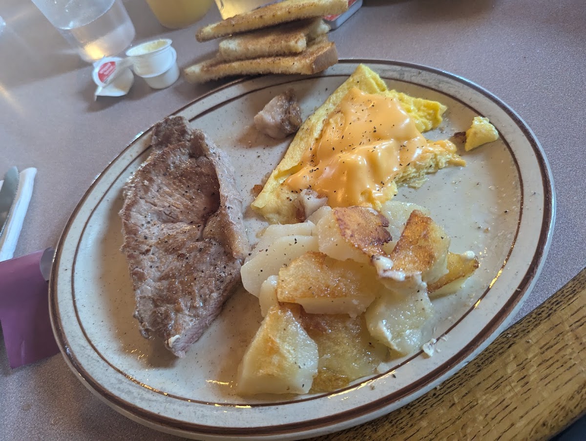 Powell's Restaurant - Photo 4