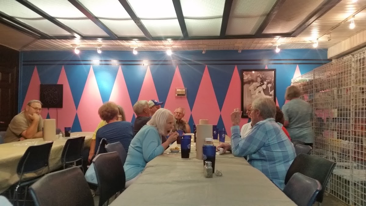 Trader's Cafe - Photo 3