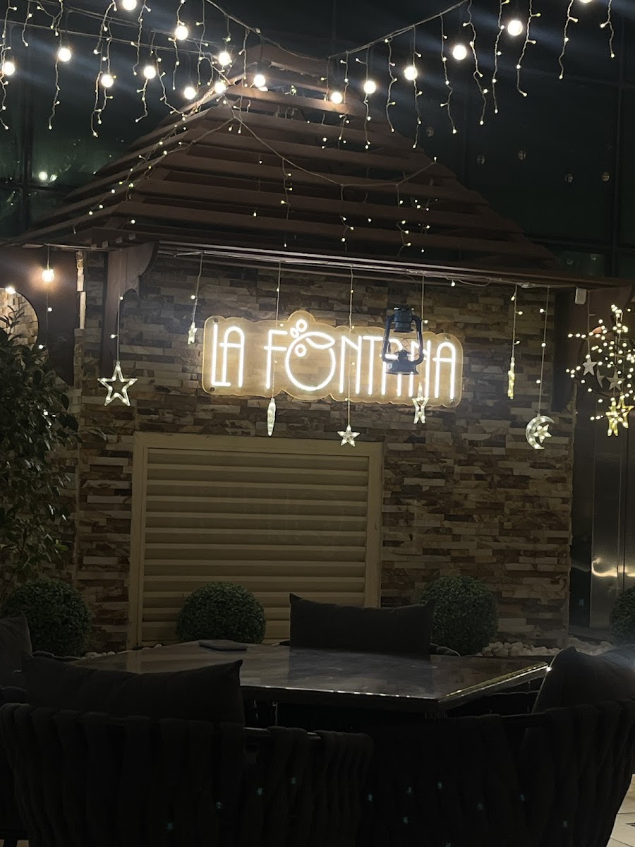 La Fontana Restaurant & Café - Photo 4