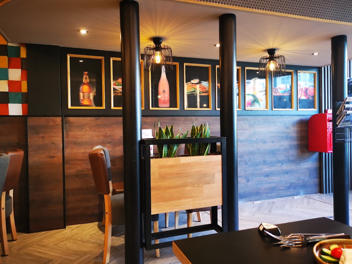 STAR CAFE & BISTRO - Photo 7
