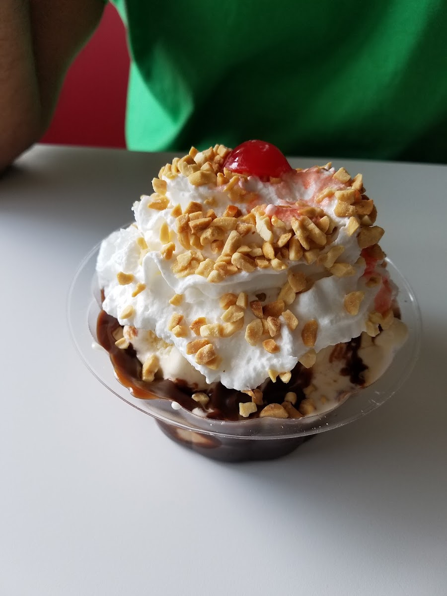 Shakers Ice Cream Parlor - Photo 5