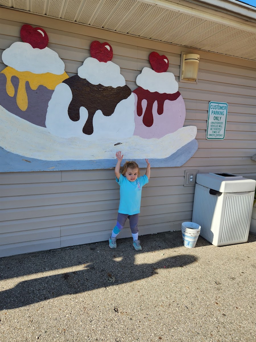 Shakers Ice Cream Parlor - Photo 7