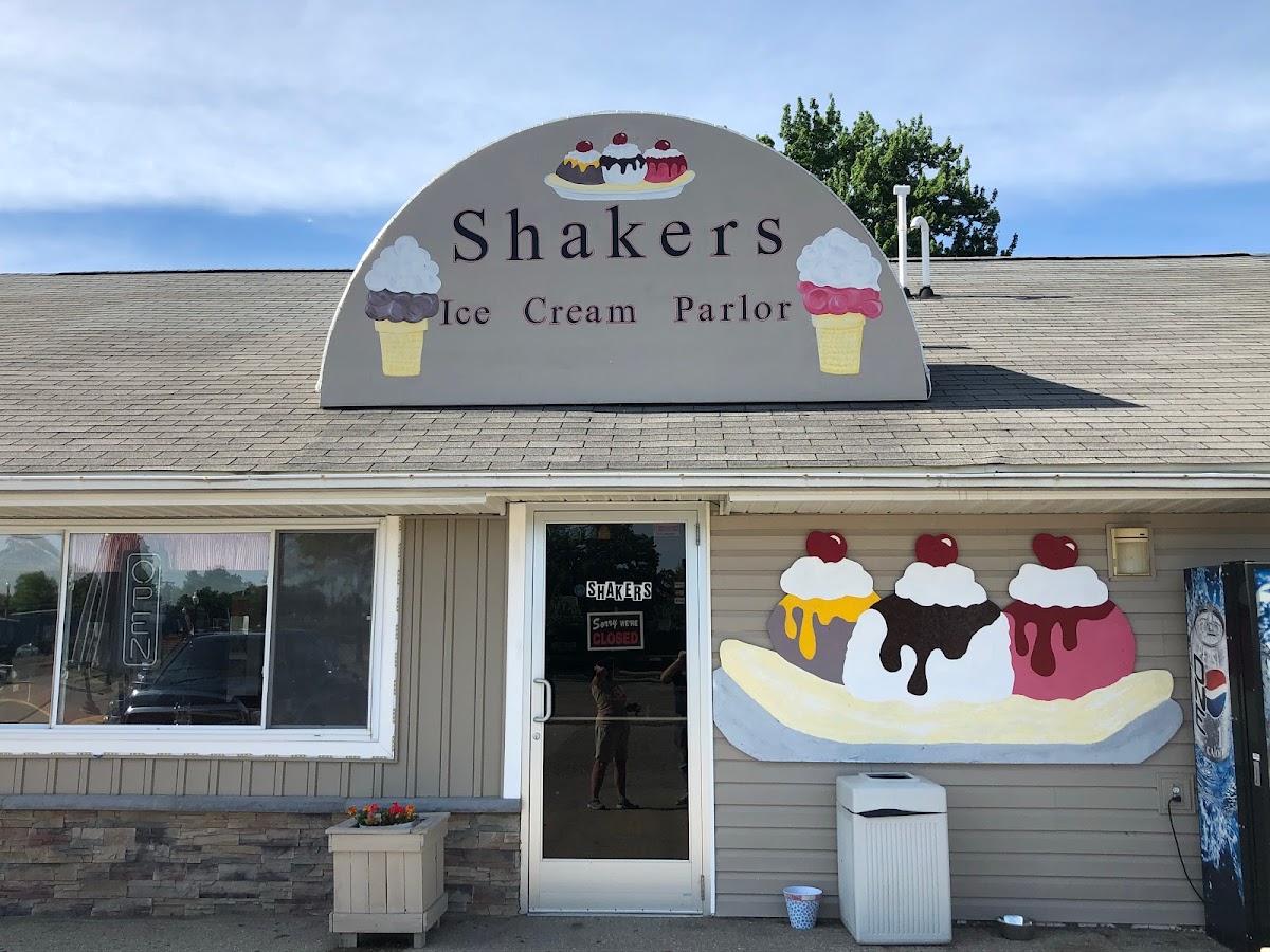 Shakers Ice Cream Parlor - Photo 8
