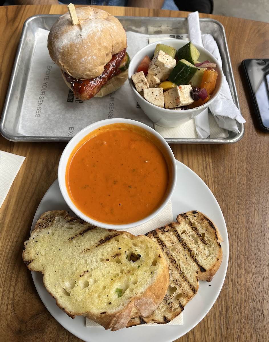 Avenue Cafe Bistro - Photo 2