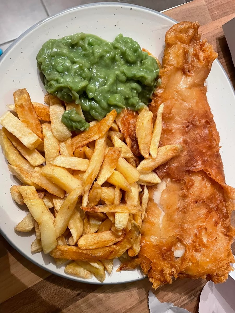 Bassletons Fish Bar - Photo 4