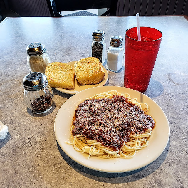 Spaghetti with Meat Sauce and Garlic Bread
