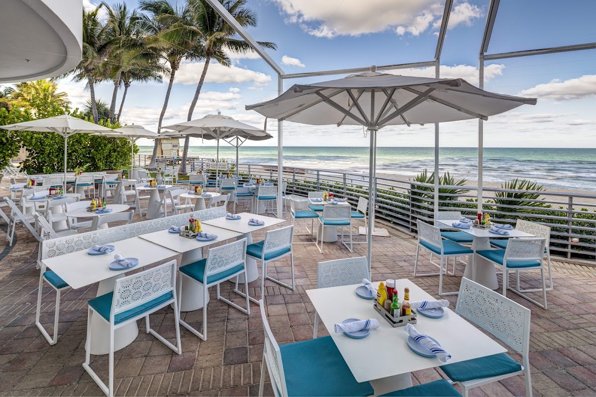 Playa Beach Bar & Grill - Photo 4