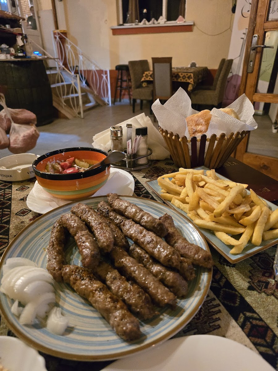 Etno Restoran 'NAŠA KUĆA' - Photo 1