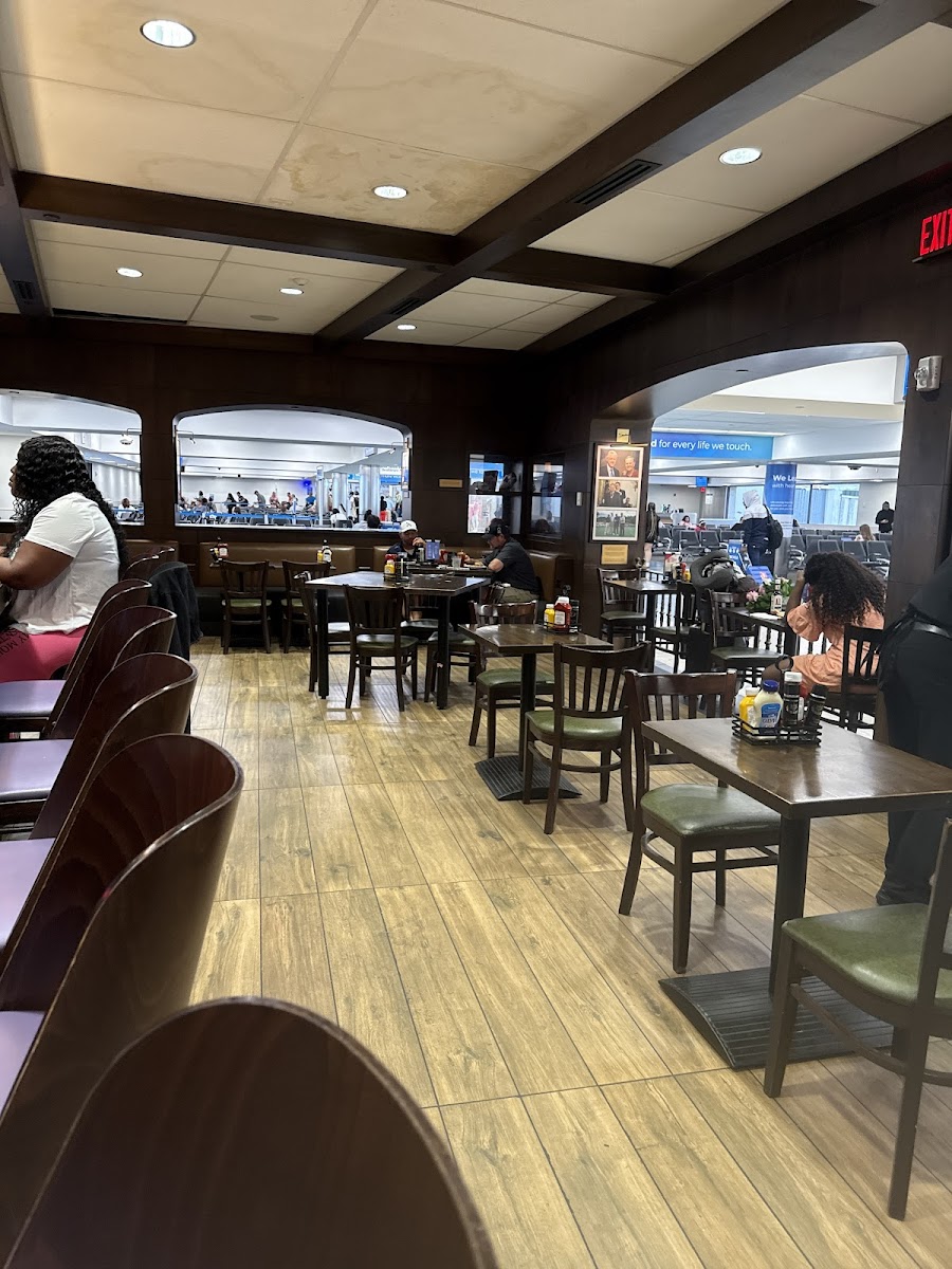 Golden Bear Grill - Photo 2