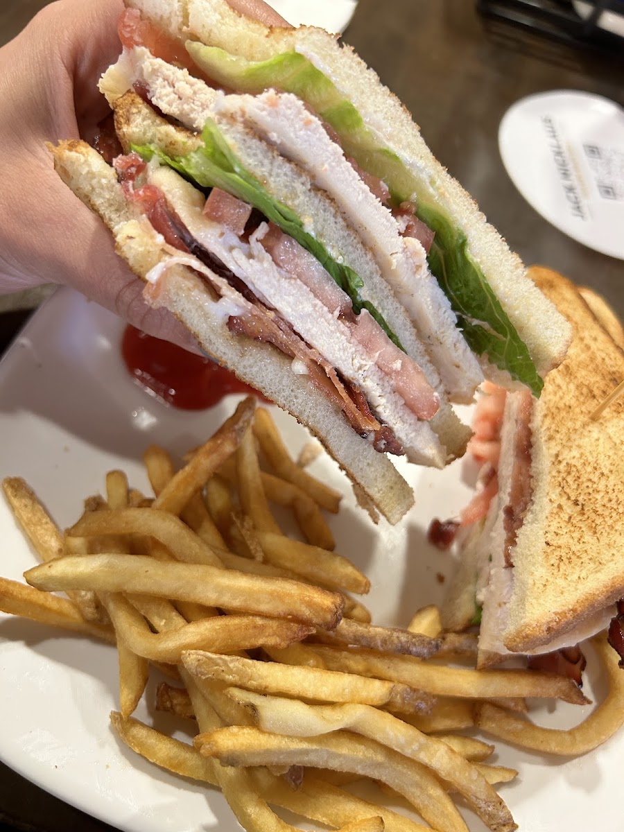 Golden Bear Grill - Photo 4