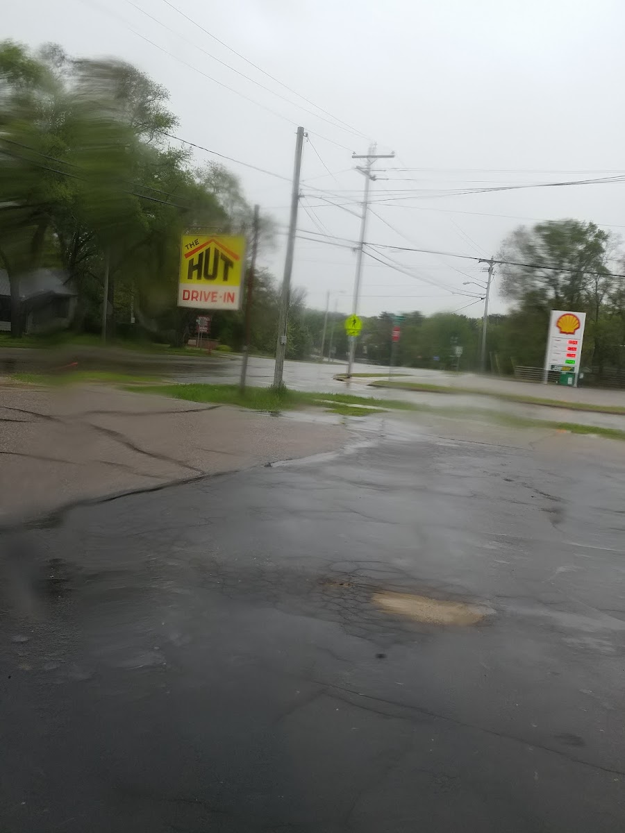 The Hut Drive In - Photo 9