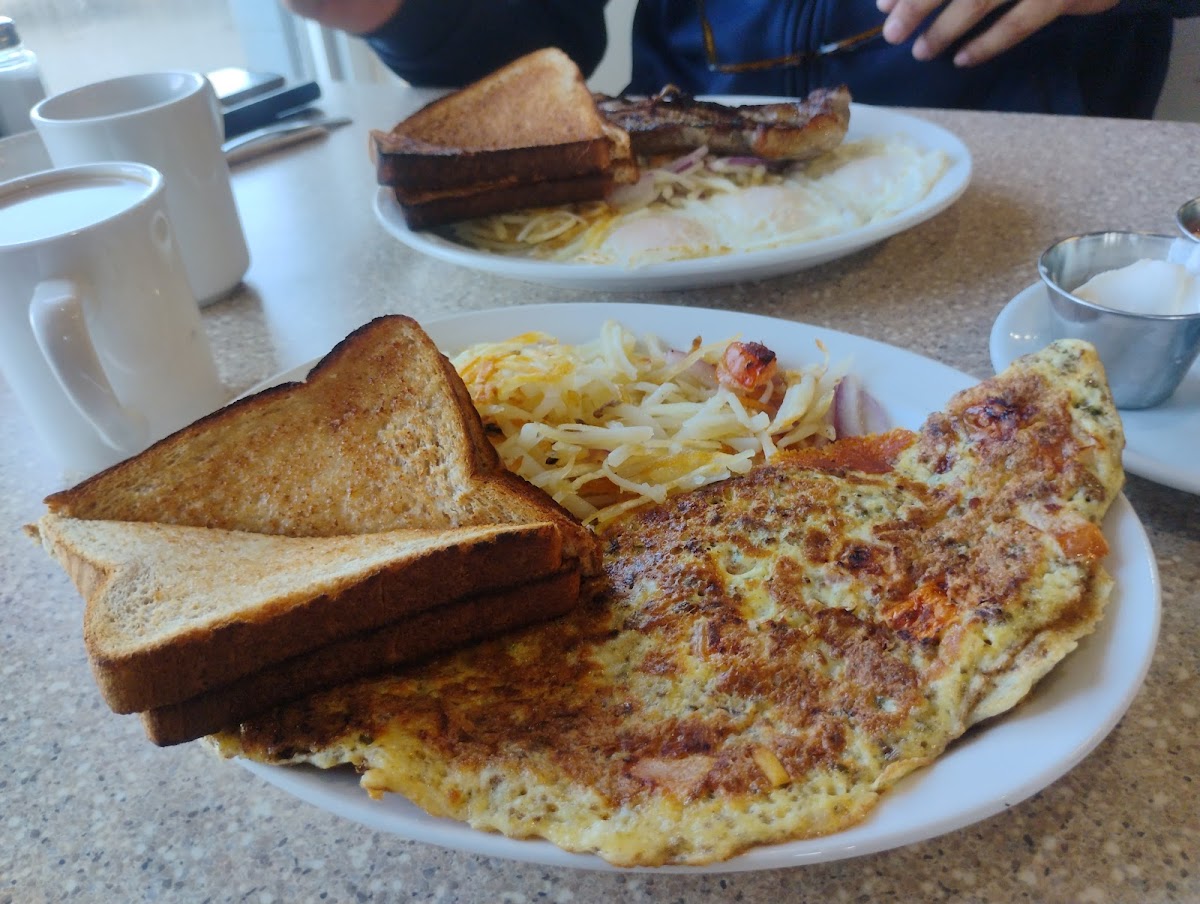 Travellers Restaurant - Valleyview - Photo 5