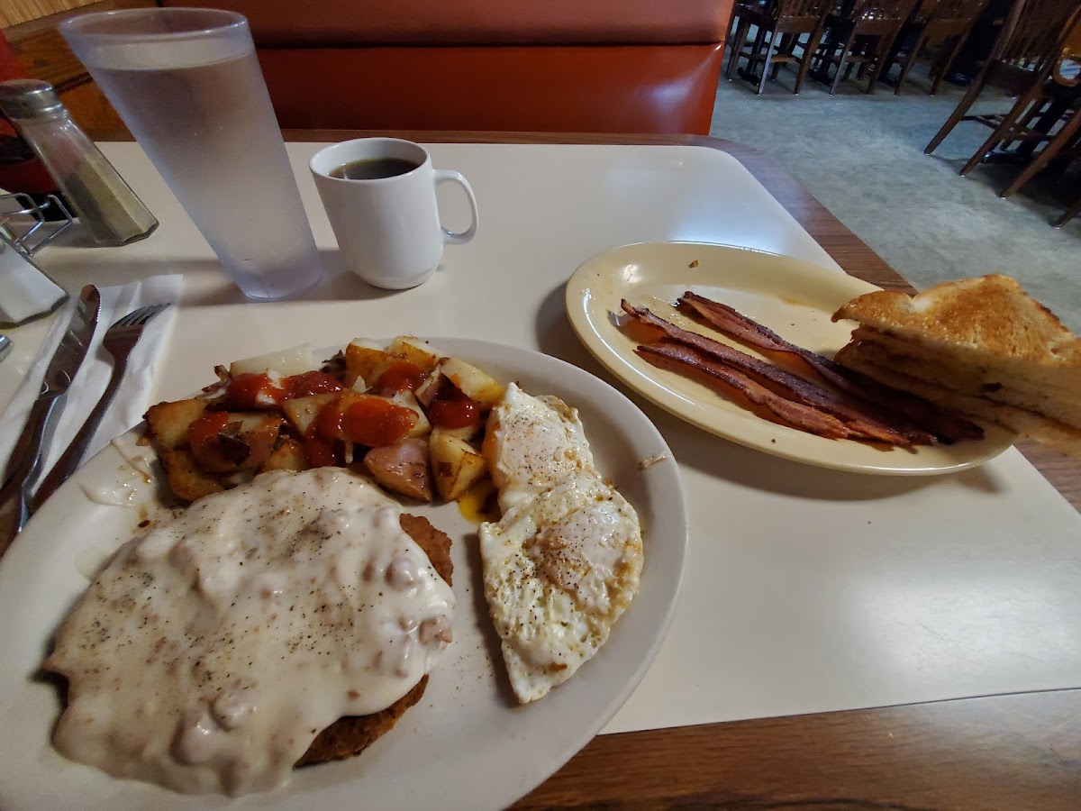 5th & Main Bakery & Restaurant - Photo 2