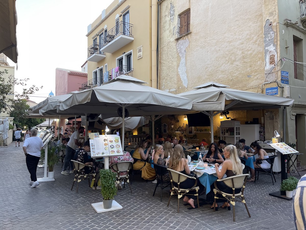 Evies Cafe Restaurant - Photo 8