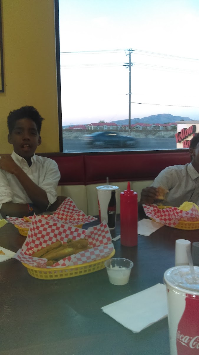 Yellow Basket Burgers - Photo 3