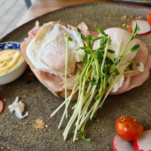 Eggs Benedict