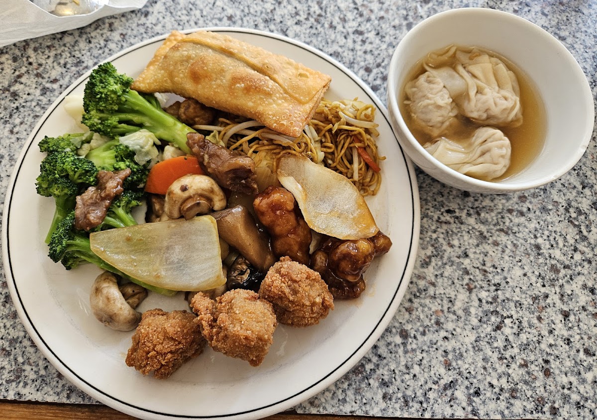 Good Earth Restaurant - Photo 2