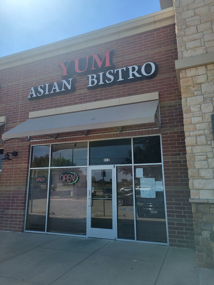 Yum Asian Bistro - Photo 7