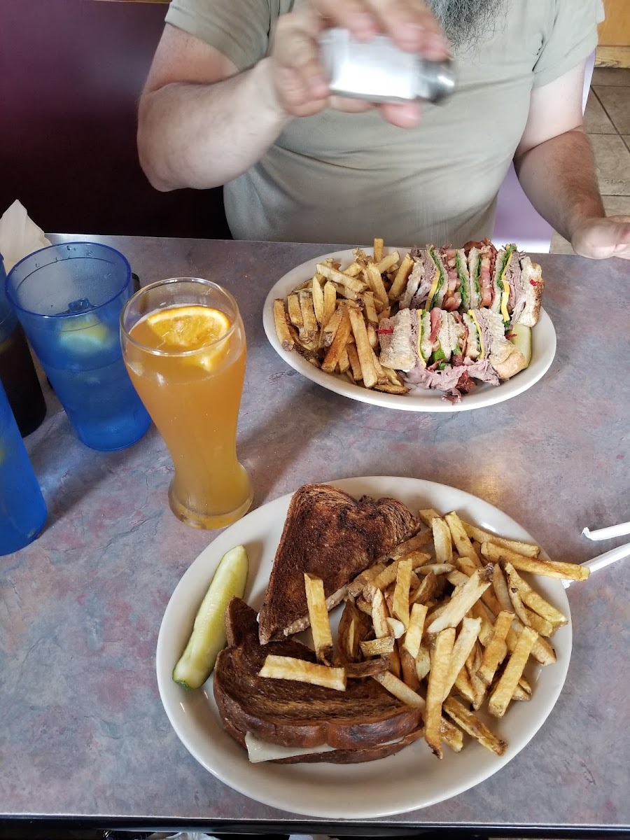Hosler's Family Restaurant - Photo 2