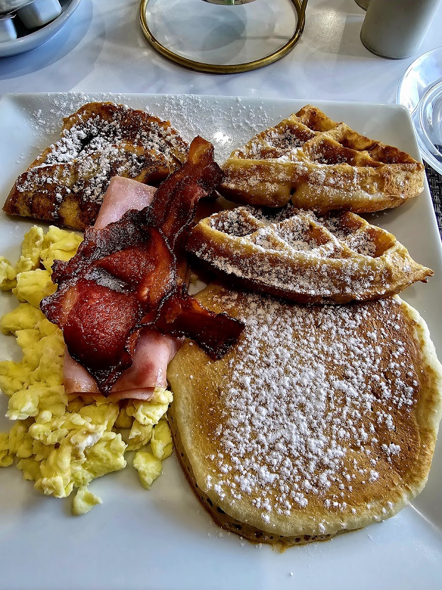 Riley’s Cafe - Photo 1