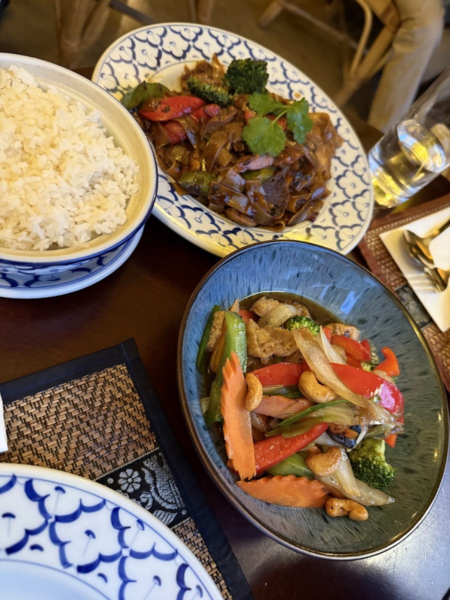 Suriya's Thai Kitchen - Photo 2