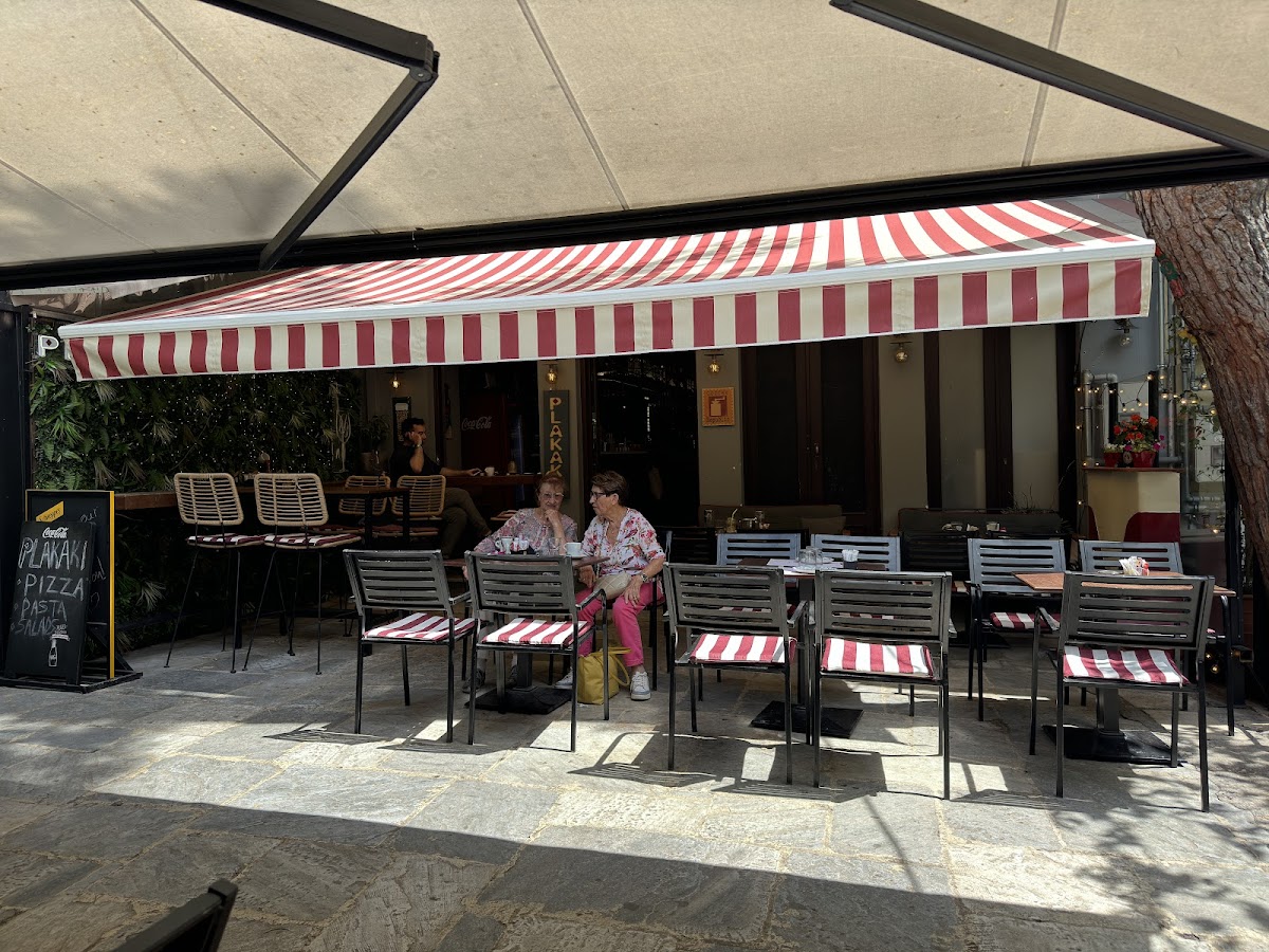 Plakaki Cafe - Photo 3